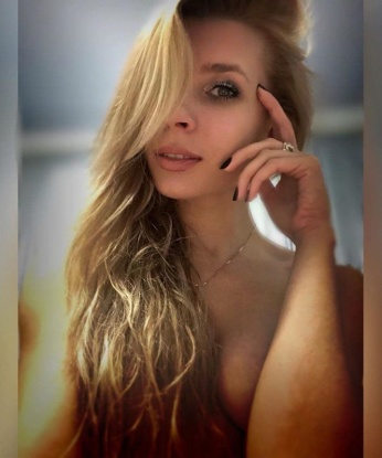 Горячая брюнетка приглашает в гости состоятельного мужчину для развлечений по взрослому. Я знаю, чего хочешь ты. Доверься мне и окунись в мир страсти и желания! 8547, 32 года